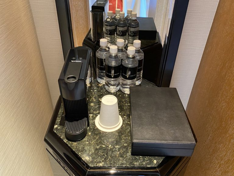 部屋に入ってすぐの所に、ネスプレッソマシンとお水が置いてあります。
