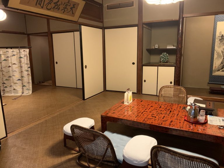客室全体(入口方向)