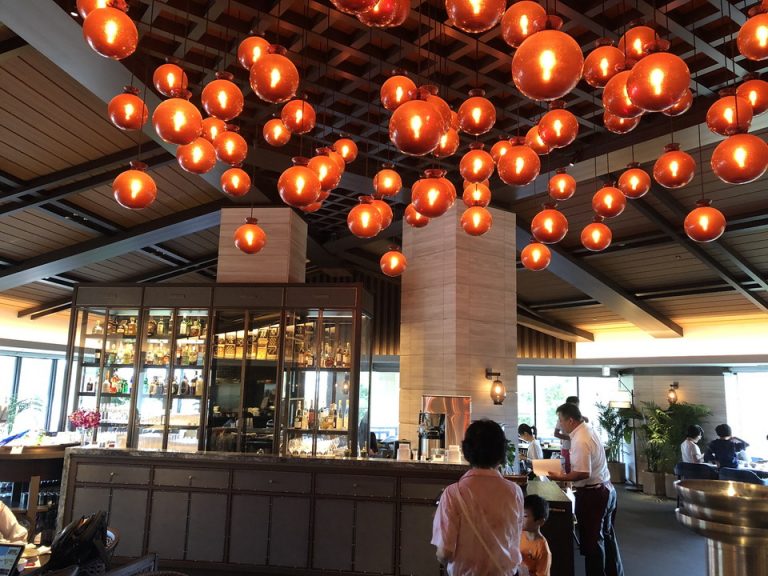 ISHIGAKI BOLD KITCHENのお洒落なライトアップ。優雅なひと時を味わえます。