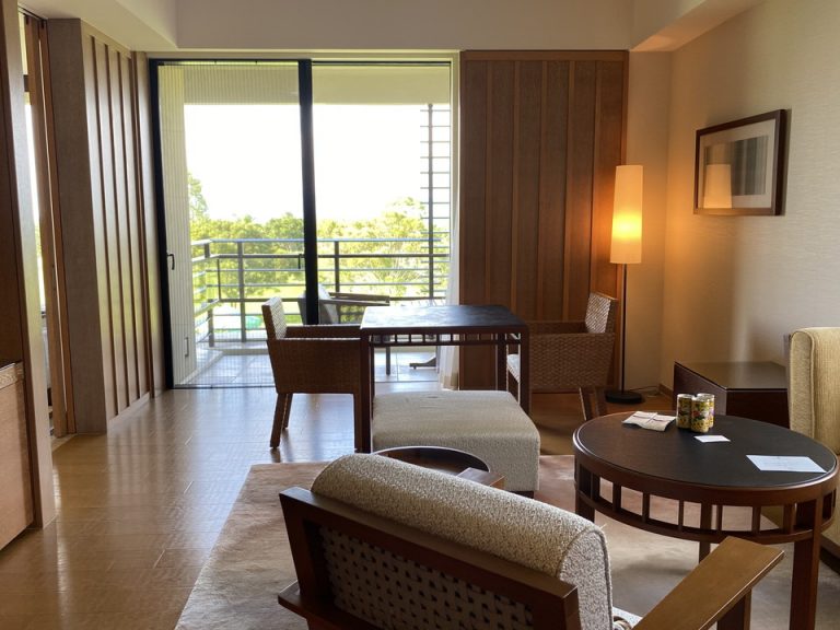 ベッドの端からテラスに向かって写真を撮りました。