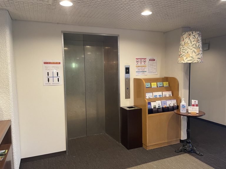 エレーベーターホールフロント階