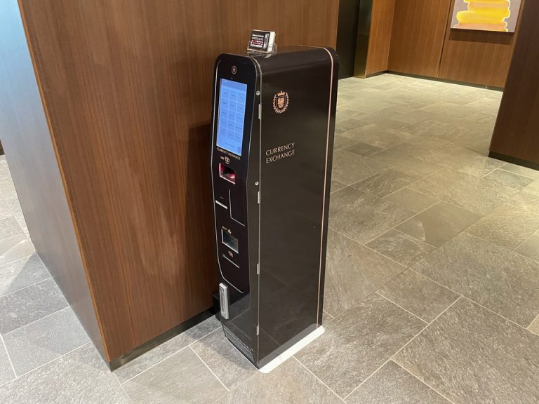 フロント横の外貨両替機