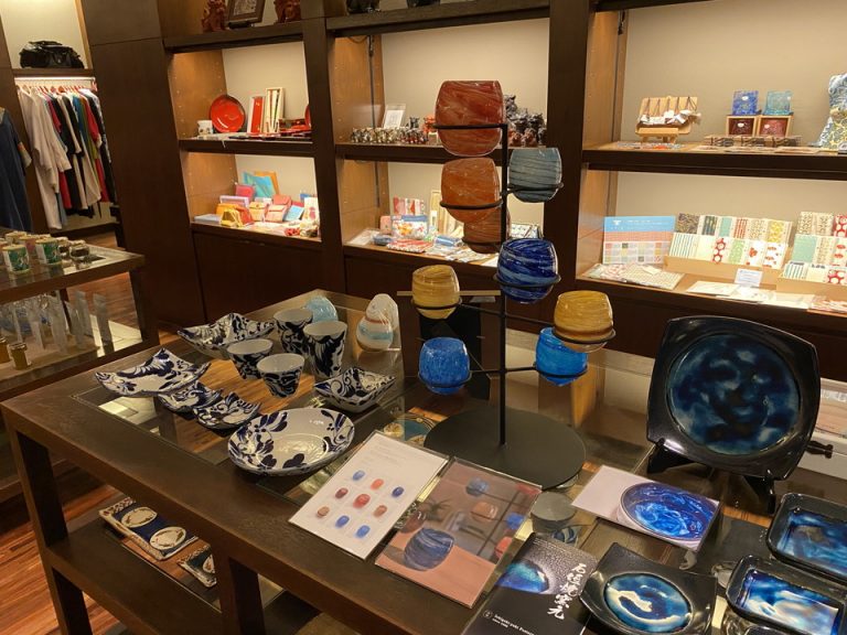 ブティックには地元の民芸品が売られています。