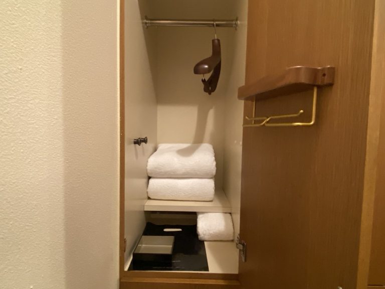 スパ棟の女性ロッカールーム内にはタオルや小物入れセットされています。