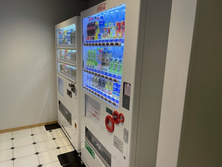 ランドリーラウンジ・ジム手前にある自販機