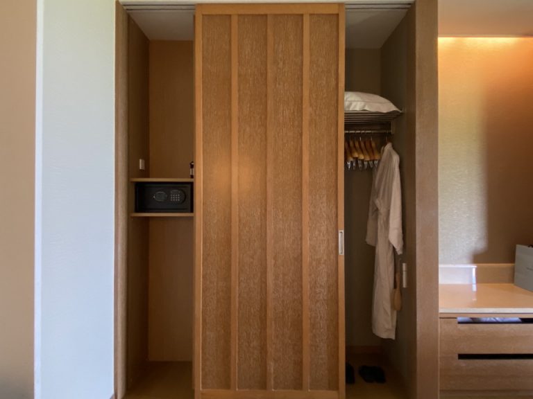 クローゼットを半分開けてみました。