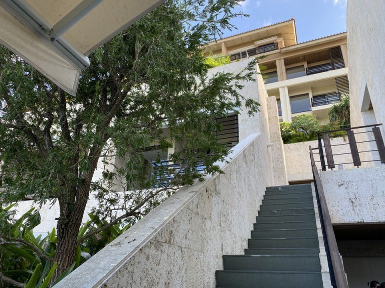 2階からはこの階段を降りて、プールにアクセスできます。