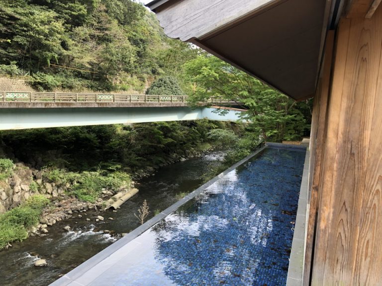 ⑧8【水辺サロン】建物の外側から水盤を臨む