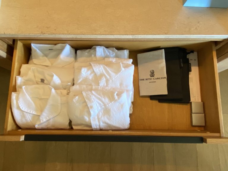 クローゼット横の引き出しには、ワッフル地のパジャマとガウンが入っています。