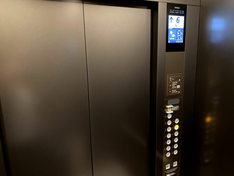 エレベーター内観