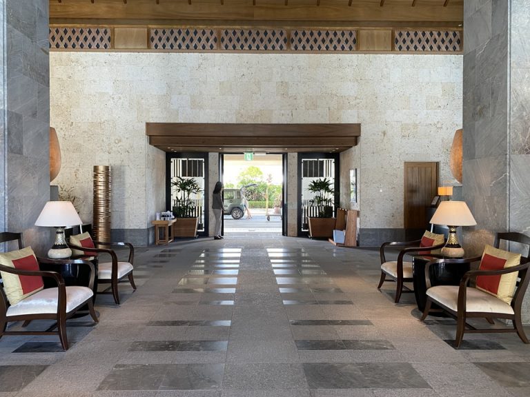 館内からみたエントランスの雰囲気です。