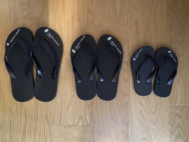 持ち帰りも可能なホテルロゴいりビーチサンダル。