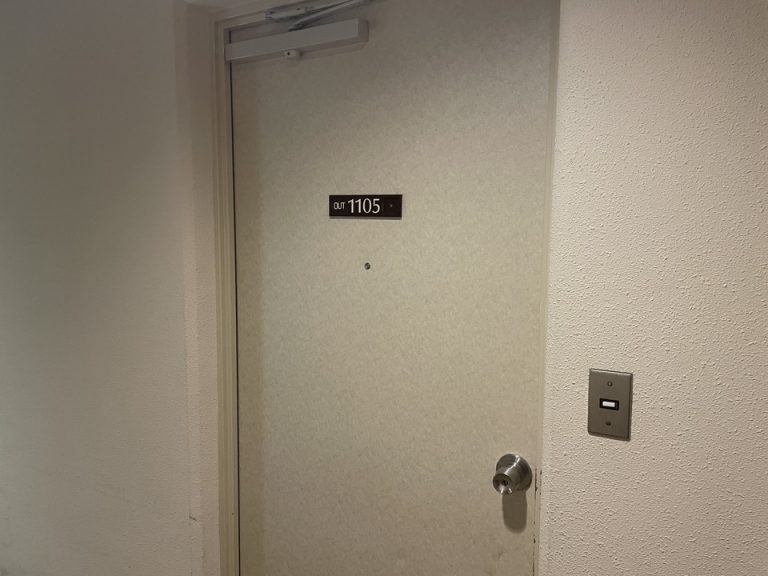 客室入口外観ドア