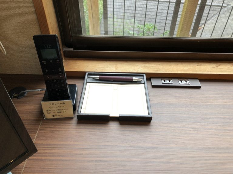 15 窓際カウンー上に電話とメモパット 2口コンセントあり