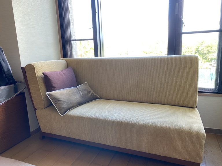 寝ることもできそうな大きさの客室ソファーです。
