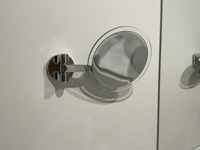 洗面台脇備え付けの鏡