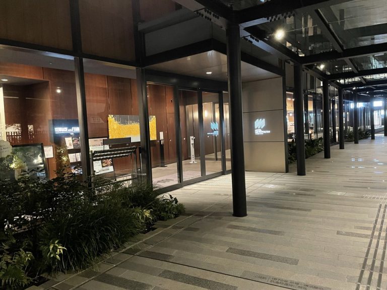 2階川崎駅側出入口・夜間の様子