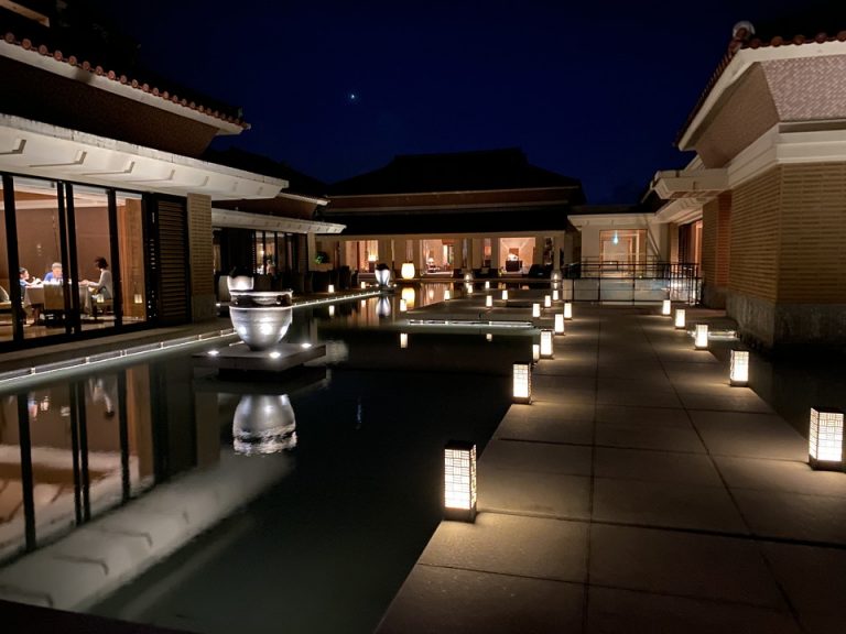 ランプに照らされた道を通って部屋へと戻ります。