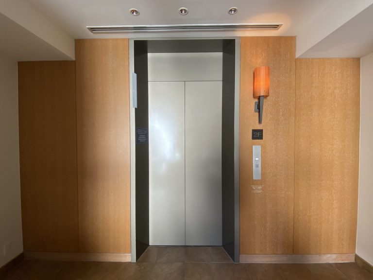 すっきりとした雰囲気のエレベーター