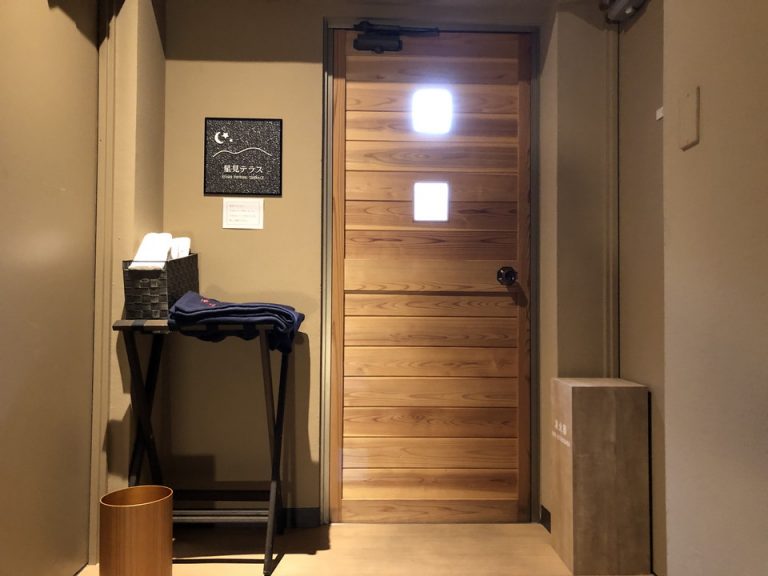 ④1 星見テラス 本館 屋上部分に設置されています。3階から会談であがると扉があり、ひざ掛けなどが用意されています