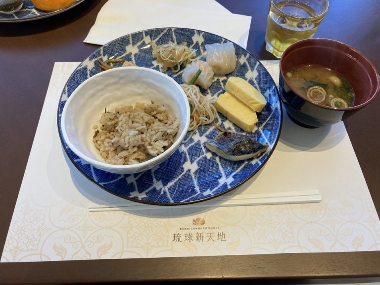 和食や中華がメインの朝食。自分で八重山そばも作れます。