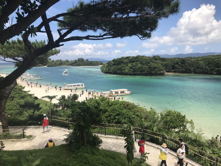 観光スポットの川平湾。ホテルから車で20分ほどで行けます。