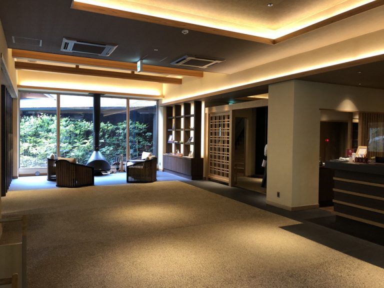 ④1【ロビー】エントランス入って奥を臨む。右手に抜けると里山ヒュッテとEVホール、レストランへと向かいます
