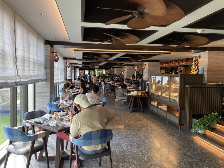 ISHIGAKI BOLD KITCHEN。オールデイダイニングで朝食は和洋中バランスの取れたビュッフェが楽しめます。朝食はこちらと琉球新天地の好きな方で取れるので、朝起きた時の気分で決められます。
