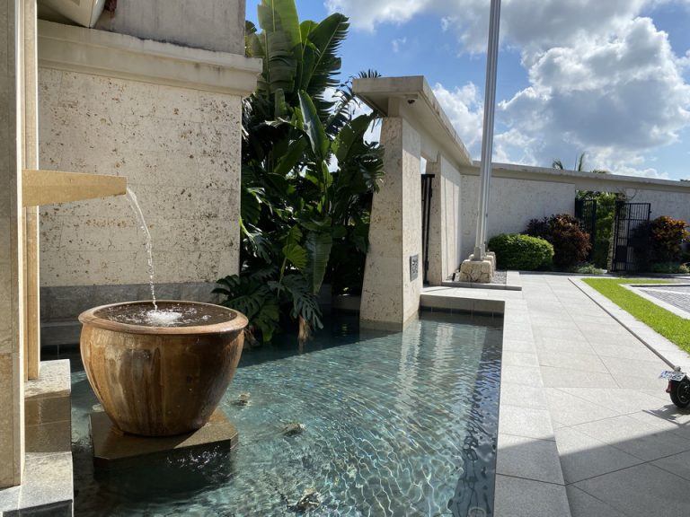 エントランスの横からは、心地よい水の音が聞こえてきます。