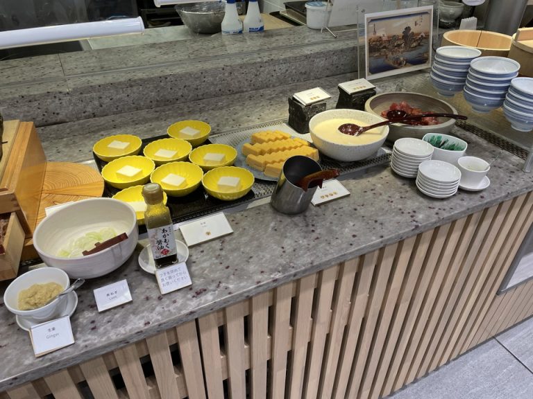 マグロ(酢飯にのせる)・冷奴などのコーナー