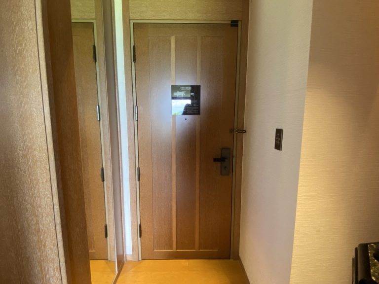 部屋の中からみた入り口ドア。