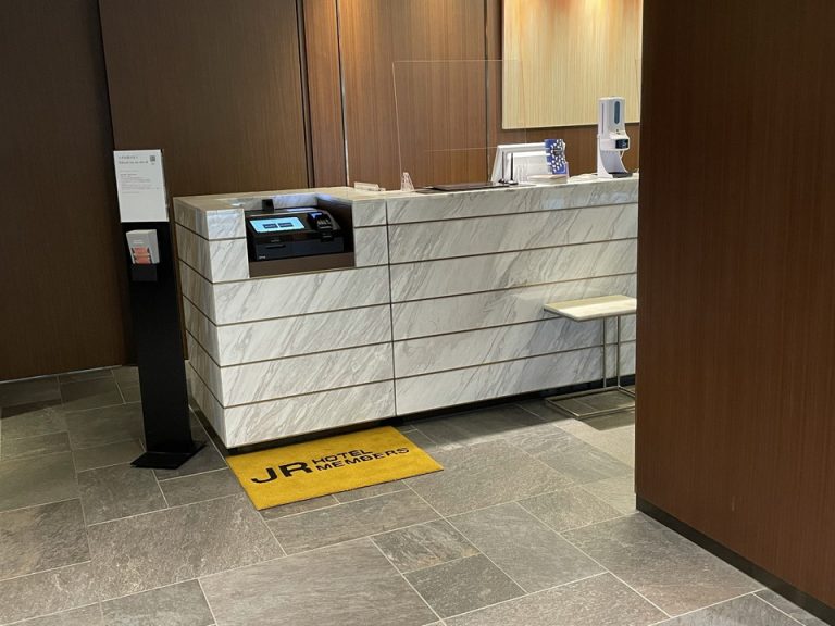 フロントのJRホテルメンバー用自動チェックイン機