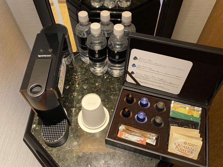 黒い箱の中にはネスプレッソのカプセルやティーバッグ入っています。