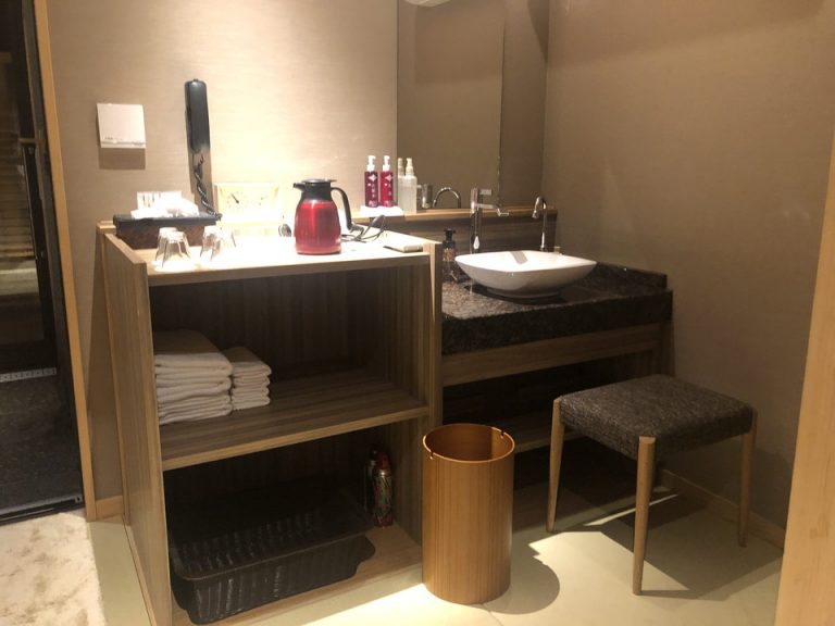 ③2【貸切風呂】部屋内の洗面カウンターです。タオルやお茶などのセットがありました。