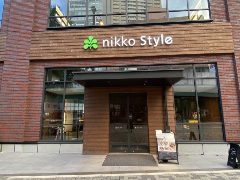 人通りの多めな道に面したレンガ造りのホテル外観です。