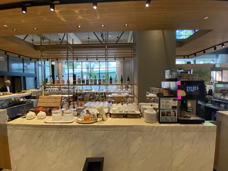 ブレンドコーヒーからラテまで、たくさんの種類のコーヒーが選べるコーヒーマシンと、数々のフレーバーの紅茶が置かれています。