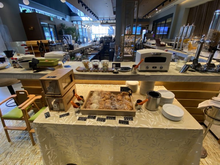 たくさんの種類のパンが置かれています。オーブンもあります。