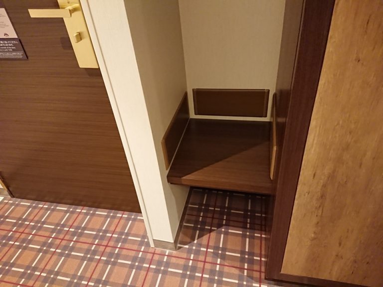 入口ドア横にも荷物置き台あり