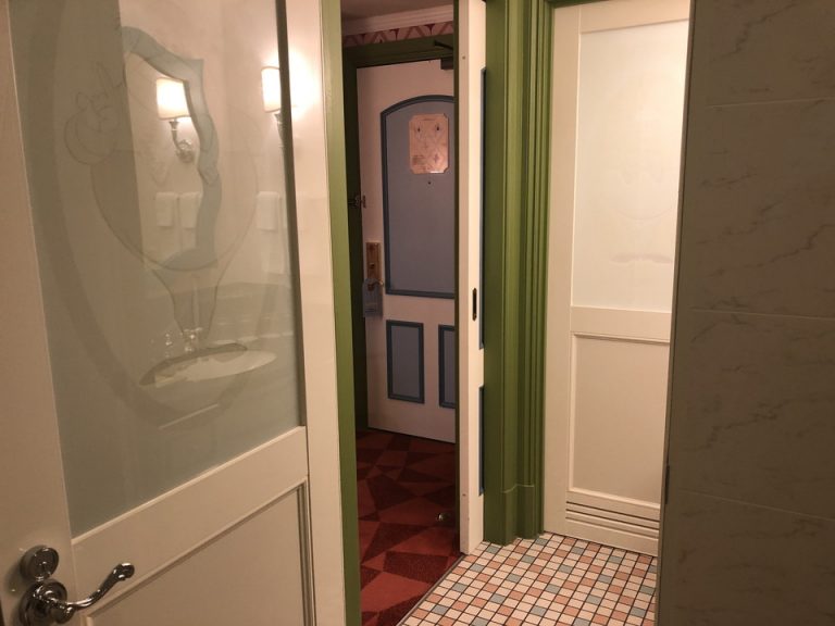 お風呂の外にはもう一枚扉があります