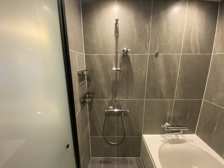 十分な水圧のシャワー。シャワーの高さも変えられます。