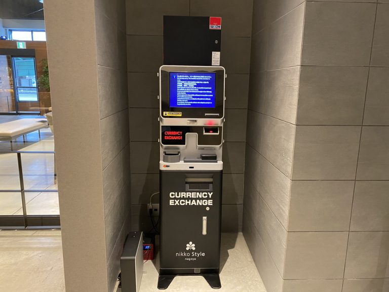 1階フロント横には外貨両替機があります。