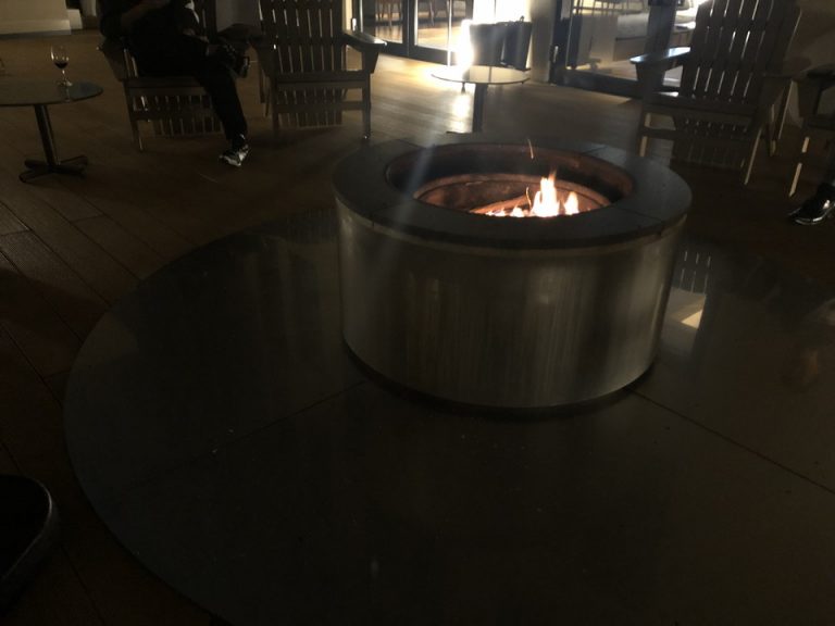 ラウンジ焚き火スペース