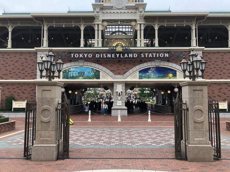 ホテルを出たらすぐに駅