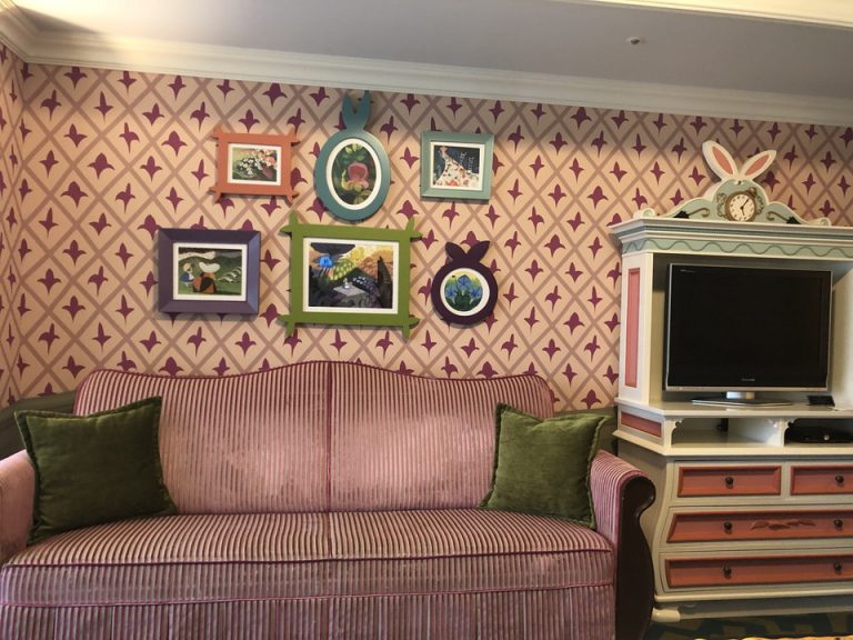 ベッドから見たソファー