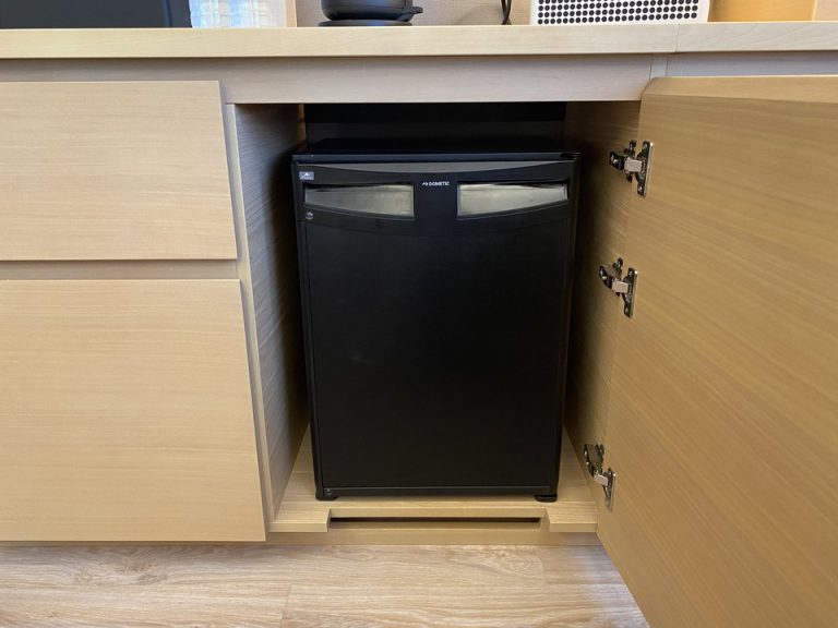 デスク下に収納された冷蔵庫
