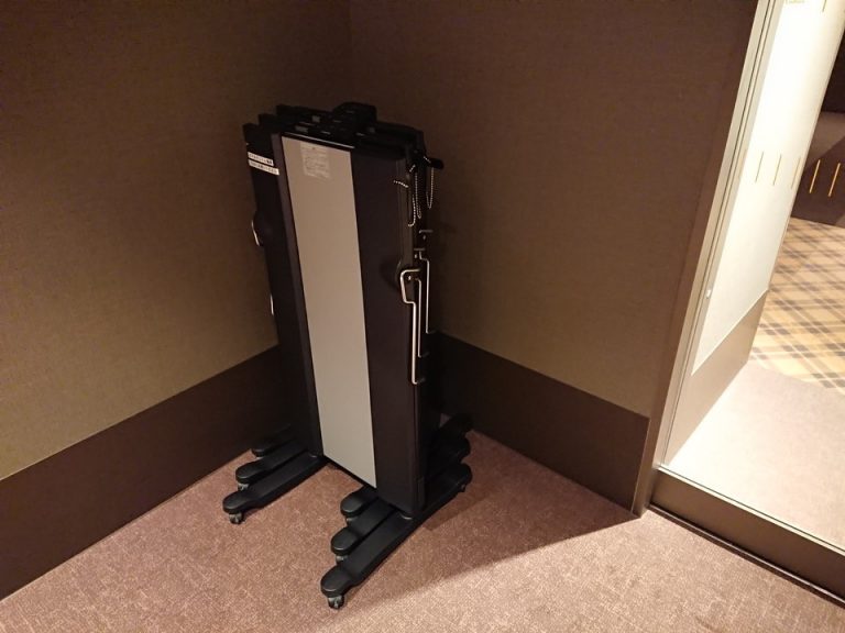 各階エレベーターホールにズボンプレッサーの貸出し