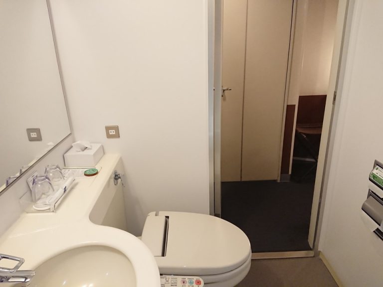 バスルー内から入口
