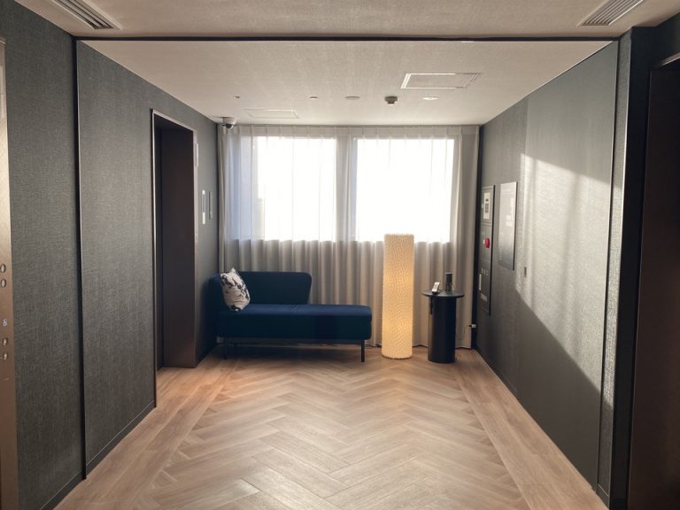 エレベーターを降りると、小さなソファと電話機が置かれています。