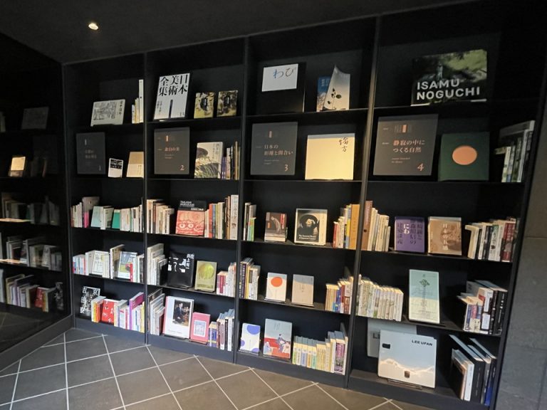 ロビー内 ライブラリー