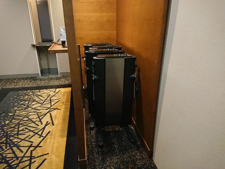 客室階エレベーターホールにズボンプレッサーの貸出